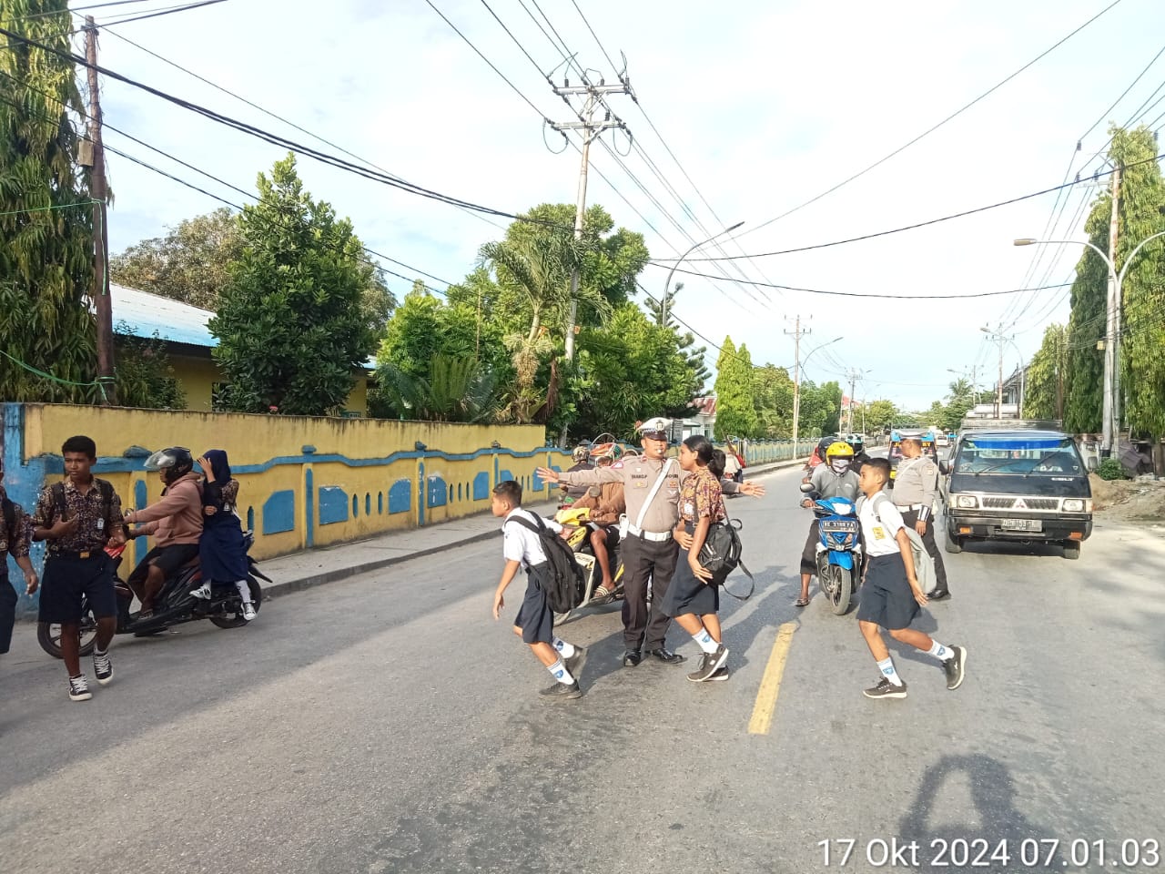 Gatur Lalin Pagi, Personel  Satuan Lalulintas Polres Kepulauan Aru Bantu Anak Sekolah Menyebrang Jalan.