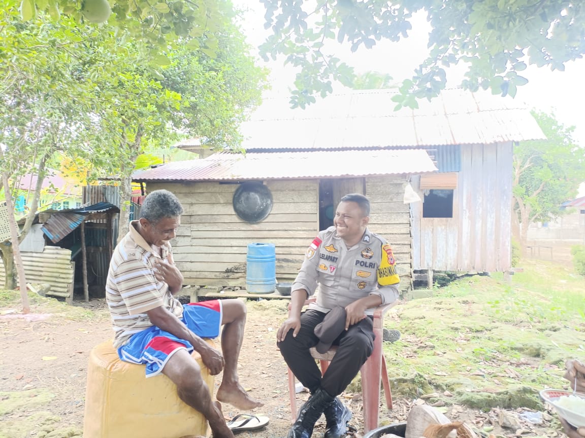 Bacarita Kamtibmas Bersama, Bhabinkamtibmas Desa Karaway Briptu Trian Lelapary Temui Warga Binaanya.