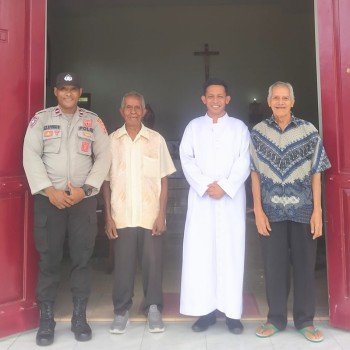 Kanit Binmas Polsek Salahutu Laksanakan Pengamanan Ibadah Minggu di Gereja Katolik Santo Yohanis Paulus II Negeri Waai