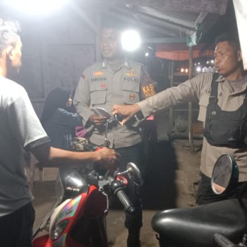 Polsek Leihitu Laksanakan Patroli Malam Hari dan Berikan Himbauan Kamtibmas kepada Warga