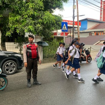 Sat Samapta Polresta Ambon Terus Laksanakan Pengaturan Lalu Lintas Pagi Hari di Sekitar Sekolah