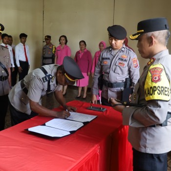 Kapolres Buru Selatan Pimpin Serah Terima Jabatan Kapolsek Ambalau