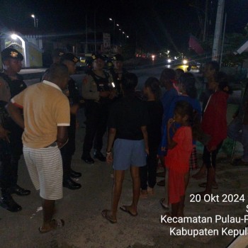 Patroli Malam Hari Perketat Pengamanan Satuan Samapta Keliling Kompleks Dalam Kota Dobo.