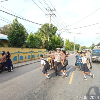 Gatur Lalin Pagi, Personel  Satuan Lalulintas Polres Kepulauan Aru Bantu Anak Sekolah Menyebrang Jalan.