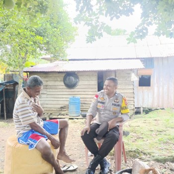 Bacarita Kamtibmas Bersama, Bhabinkamtibmas Desa Karaway Briptu Trian Lelapary Temui Warga Binaanya.