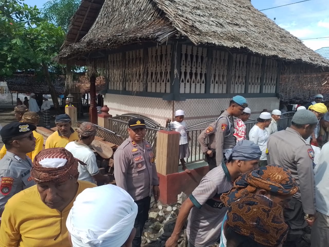 Polsek Haruku Lakukan Pengamanan kegiatan Masyarakat,Peletakan Batu Pertama Pembangunan Mesjid Sementara di Negeri Rohomoni