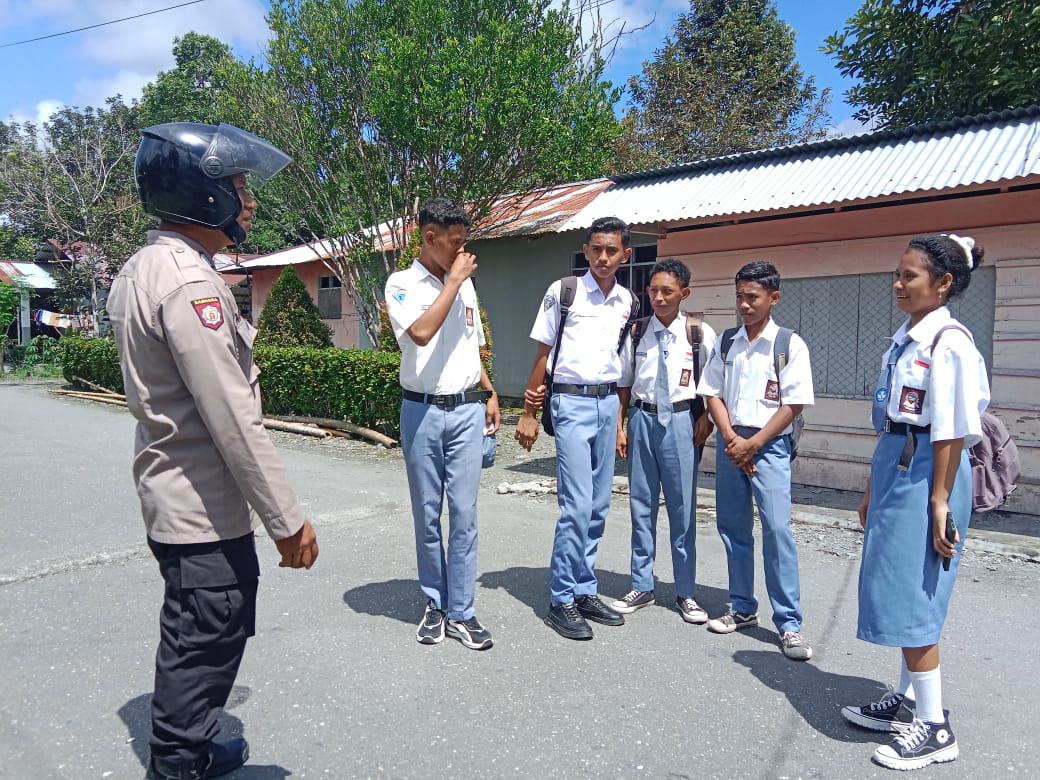 Kembali Personil Polsek Waipia Sampaikan Kamtibmas Kepada Pelajar