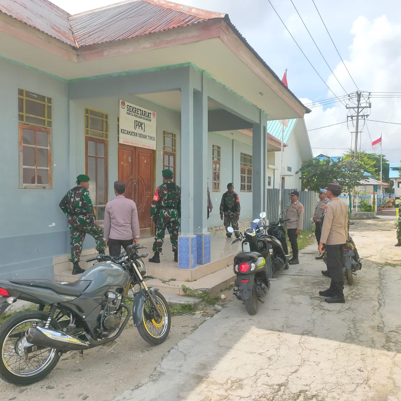 Tingkatkan Sinergitas, Polsek Geser Gandeng TNI Laksanakan Patroli Gabungan