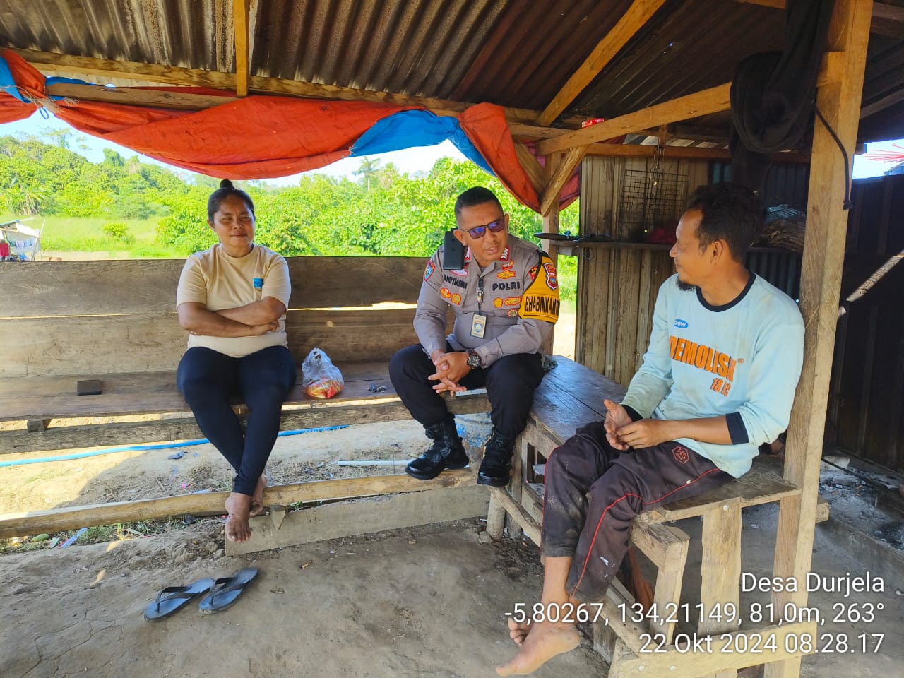 Jaling Silaturahmi Dengan Masyarakat Bhabinkamtibmas Desa Durjela Bripka Melky Pattiasina Temui Warga Binaanya.