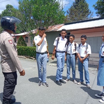 Kembali Personil Polsek Waipia Sampaikan Kamtibmas Kepada Pelajar