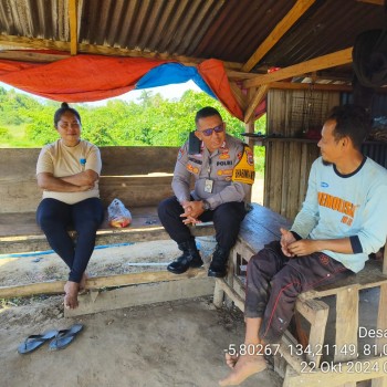 Jaling Silaturahmi Dengan Masyarakat Bhabinkamtibmas Desa Durjela Bripka Melky Pattiasina Temui Warga Binaanya.