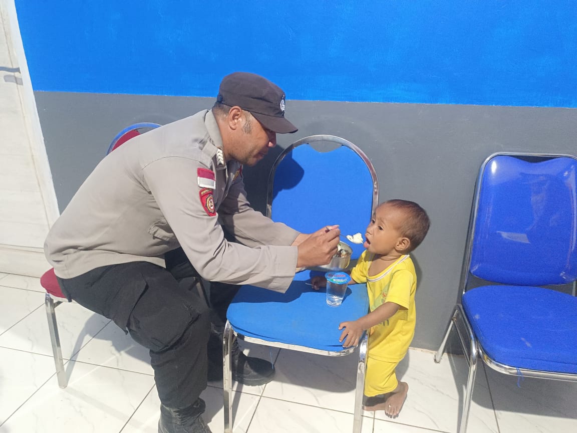 Bhabinkamtibmas Bersama Para Kader Posyandu Berikan Pendampingan Bagi Anak Balita dan Ibu Hamil