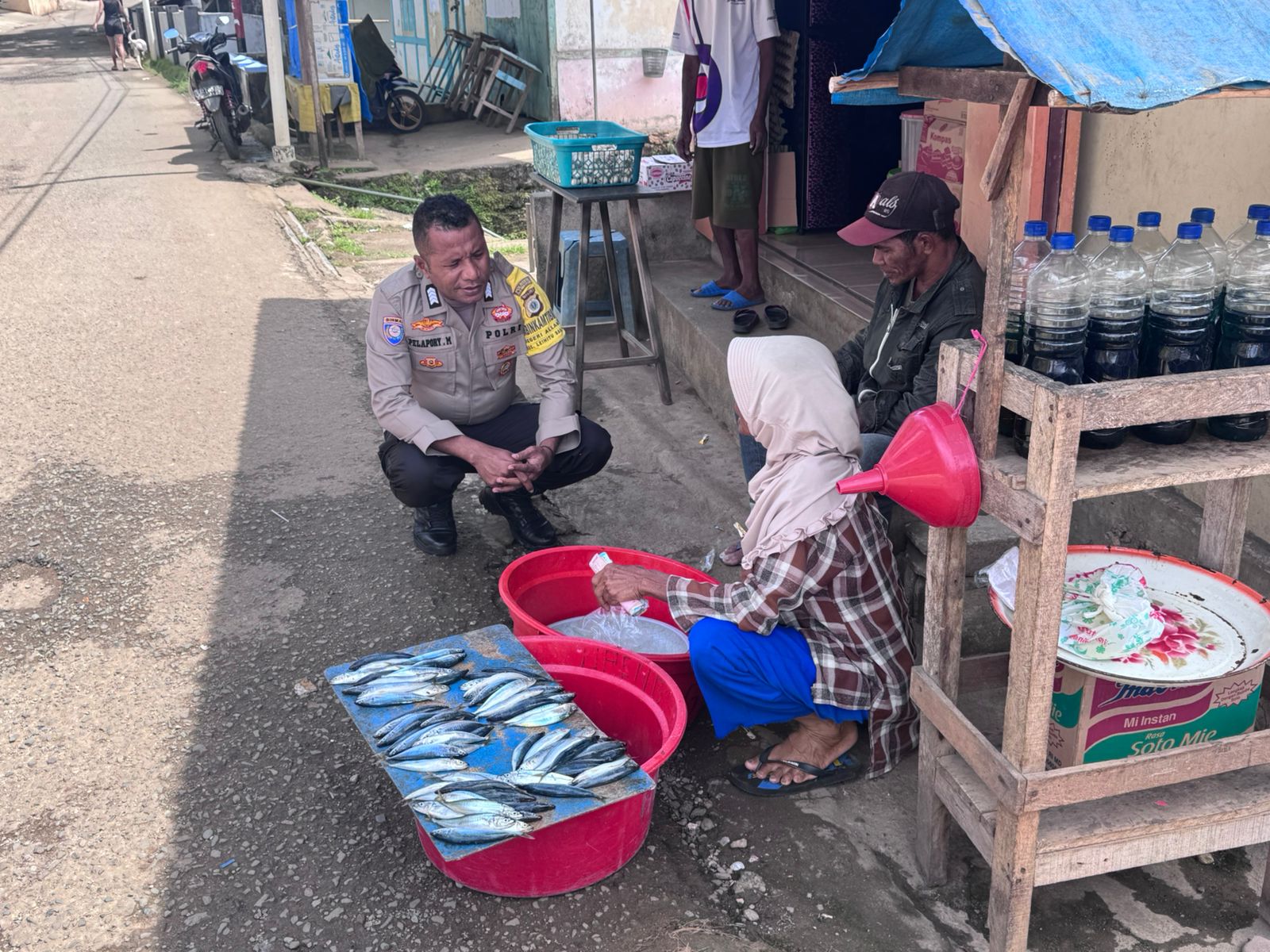Bhabinkamtibmas Negeri Allang Laksanakan Sambang Warga, Sampaikan Imbauan Kamtibmas Jelang Tahun Politik Sebagai Bentuk Cooling System