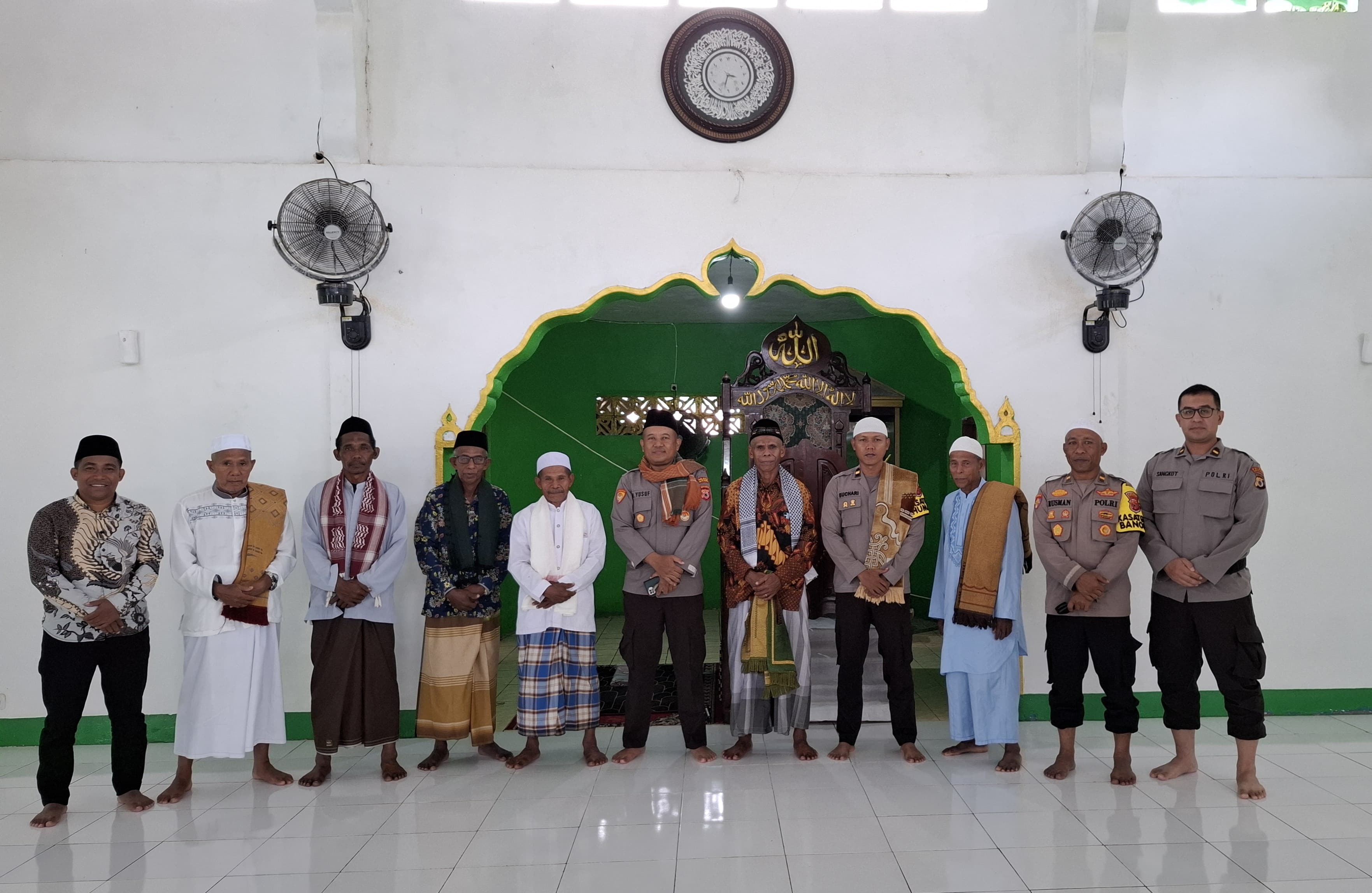 Polres Buru Selatan Gelar Cooling System di Masjid Al-Badrun Desa Wali, Mengajak Warga Jaga Kamtibmas dan Sukseskan Pilkada Buru Selatan 2024