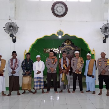 Polres Buru Selatan Gelar Cooling System di Masjid Al-Badrun Desa Wali, Mengajak Warga Jaga Kamtibmas dan Sukseskan Pilkada Buru Selatan 2024