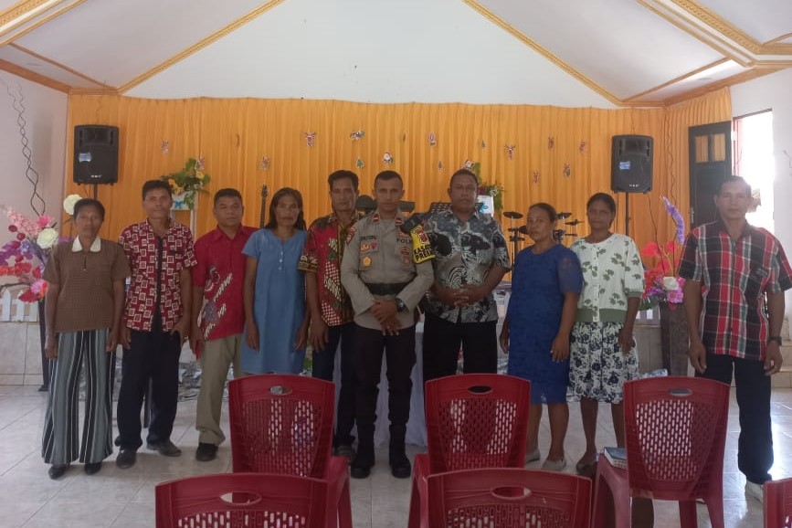 Sat Binmas Binmas Polres Buru Selatan laksanakan Cooling System pada Ibadah Minggu