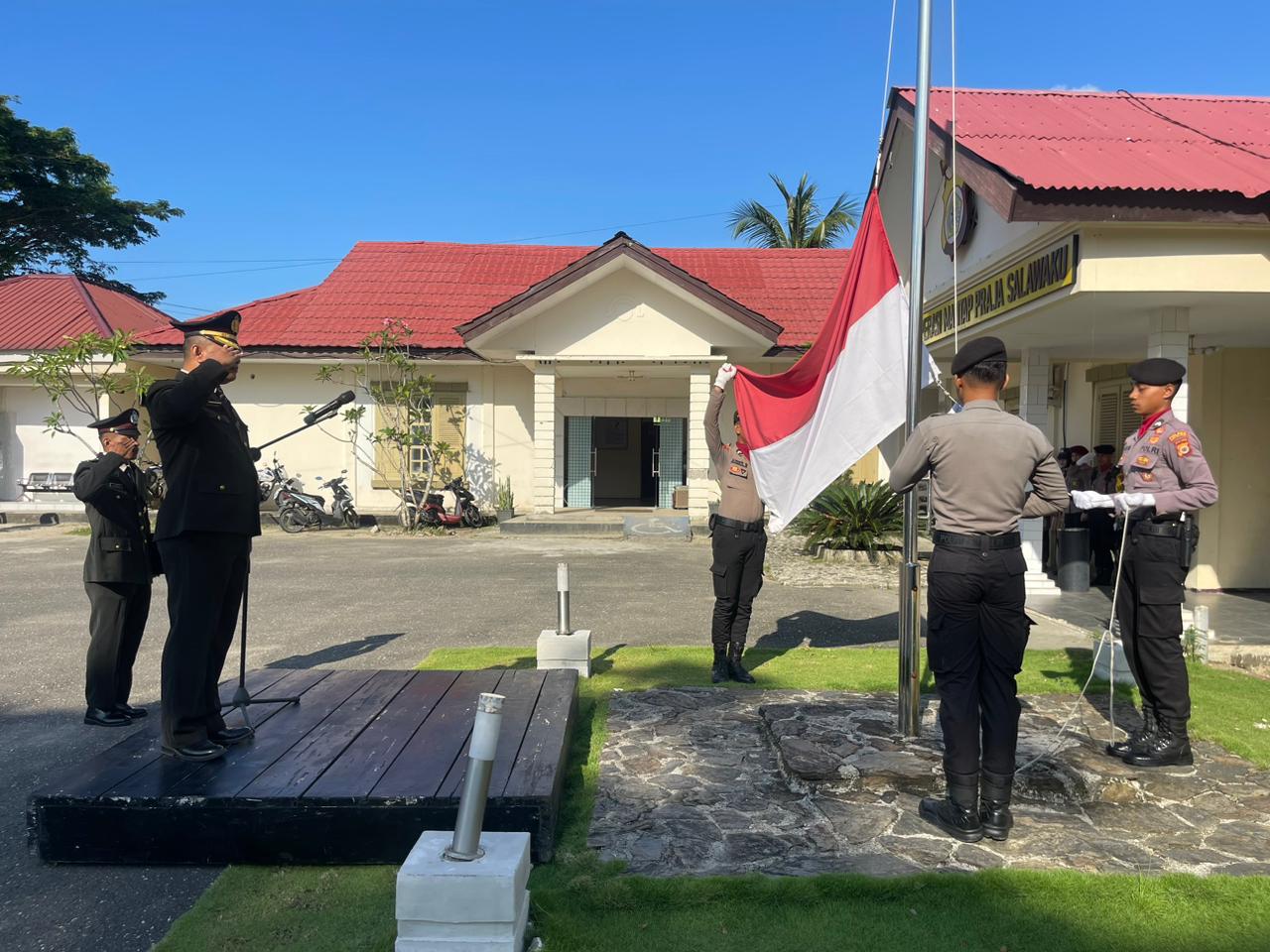 Polres Buru Selatan melaksanakan Upacara Hari Sumpah Pemuda ke 96 Tahun 2024