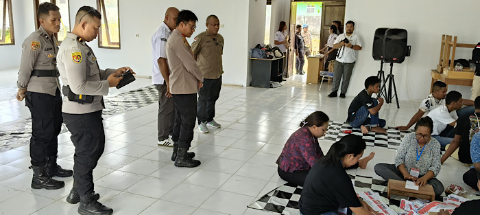 Pantau pengamanan dan pelipatan surat suara, Kapolres Kepulauan Tanimbar kunjungi KPU