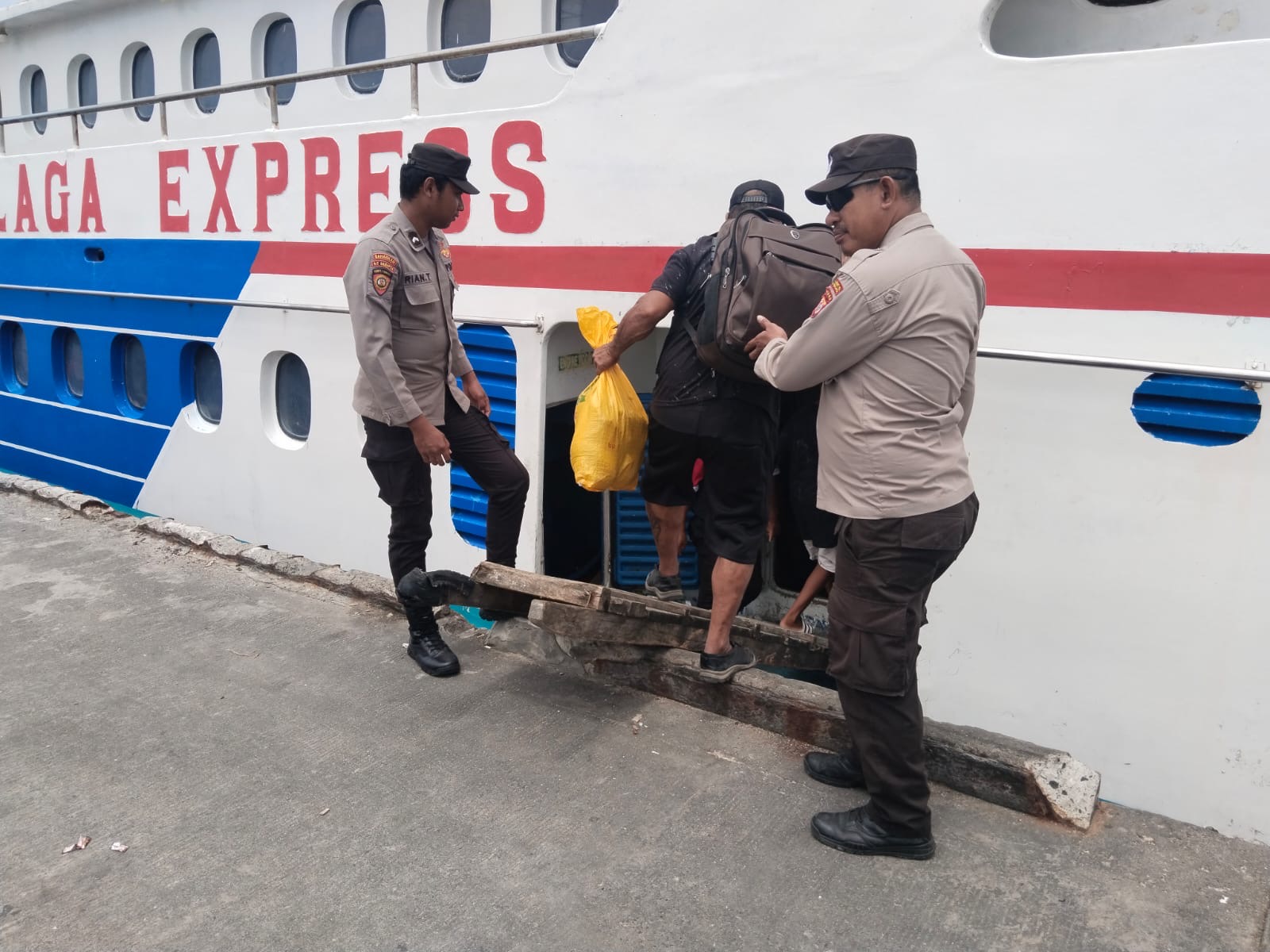 Kegiatan Pelayanan Kedatangan KM TELAGA EXPRESS oleh Personel Polsek Kei Besar di Pelabuhan Elat Kecamatan Kei Besar