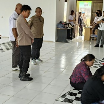 Pantau pengamanan dan pelipatan surat suara, Kapolres Kepulauan Tanimbar kunjungi KPU
