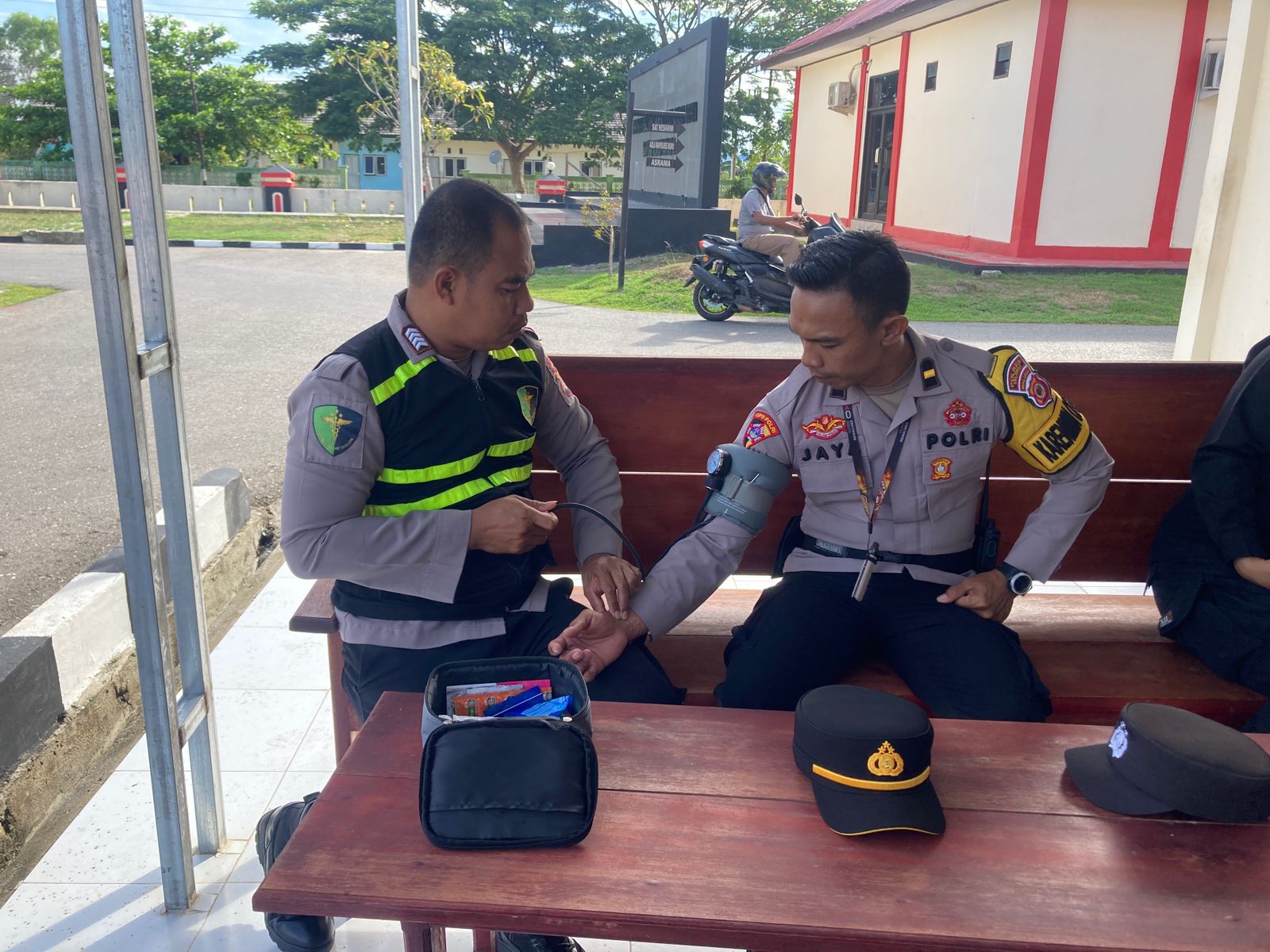 Pastikan kesehatan Subsatgas Yankes Operasi Mantap Praja 2024 Polres Buru Cek Kesehatan Personil
