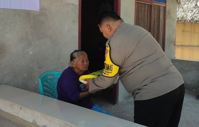 Polisi baik hati, Bhabinkamtibmas Sangliat Krawain kembali berbagi kasih dengan Warga kurang mampu