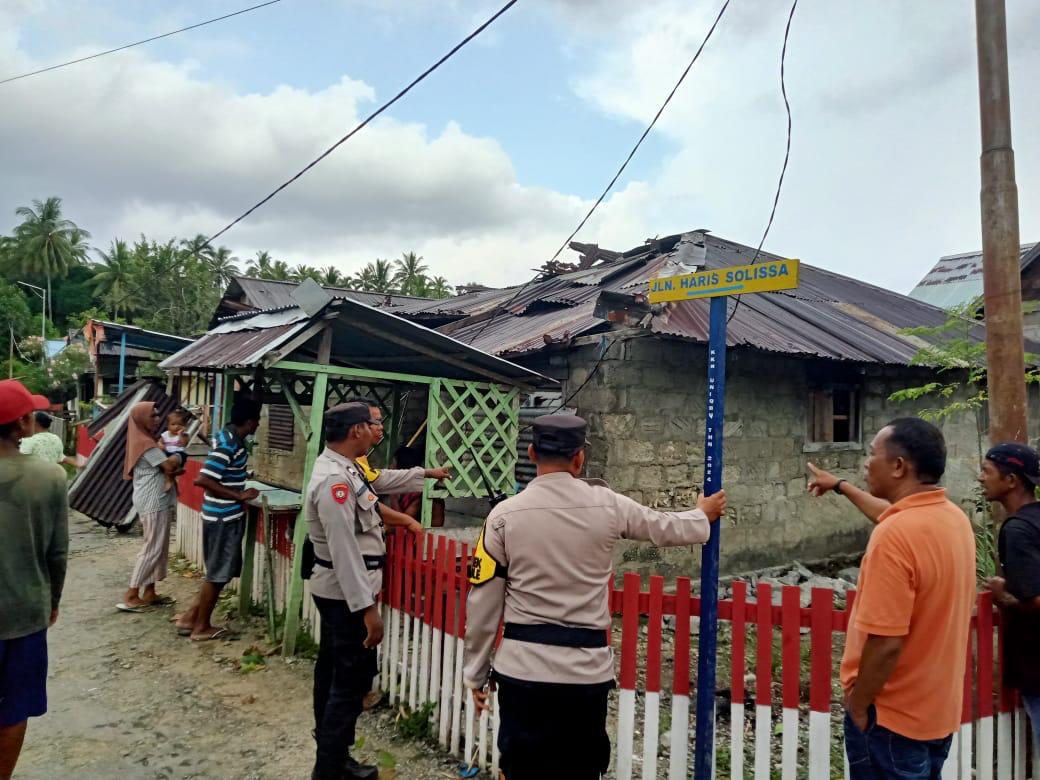 Polsek Namrole Tinjau Lokasi Terjadinya Bencana Angin Puting Beliung di Desa Waefusi Kec. Namrole