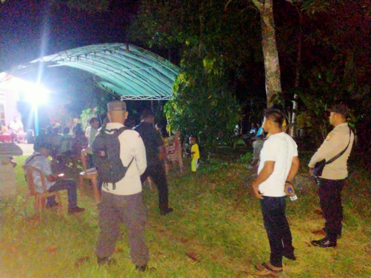 Polsek Waisarisa Lakukan Monitoring Dan Pengamanan Kampanye Pertemuan Tatap Muka Paslon Calon Bupati Dan Calon Wakil Bupati No Urut 4.