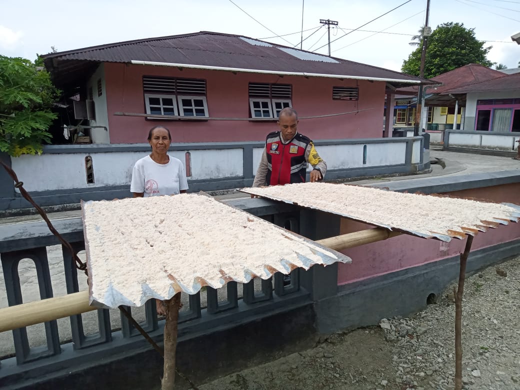 Bhabinkamtibmas MonitoringKampung Tangguh Nusantara “SAGU” di Negeri Ihamahu Dukung Ketahanan Pangan Wilayah Hukum Polresta Ambon