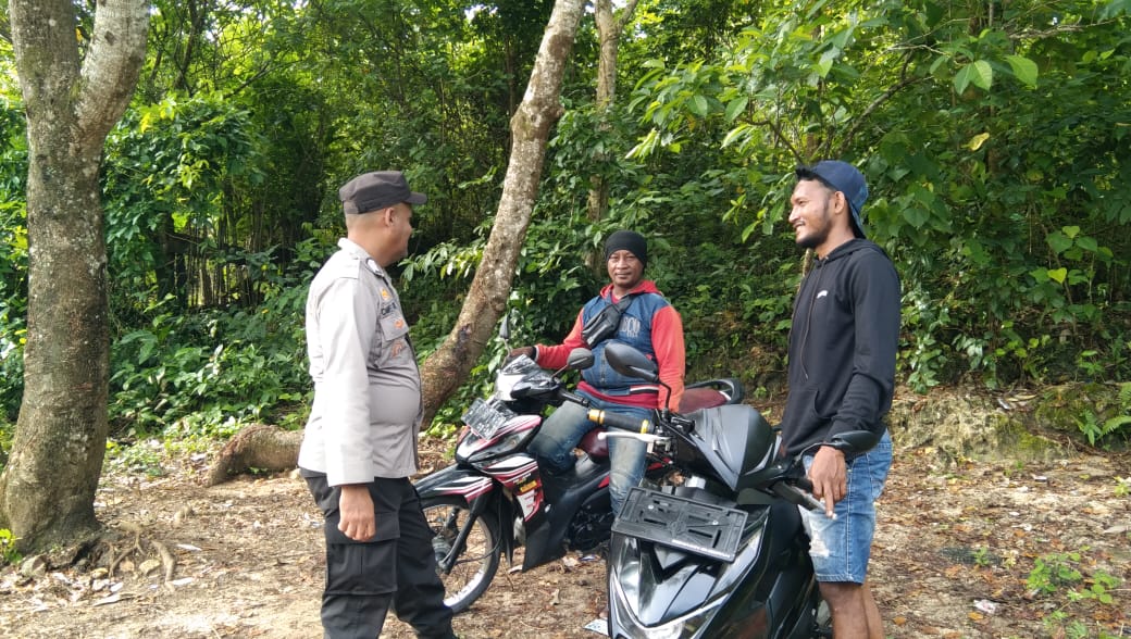 Kondusifkan Lingkungan Jelang Pilkada, Bhabinkamtibmas Polsek Ambalau Lakukan Cooling System