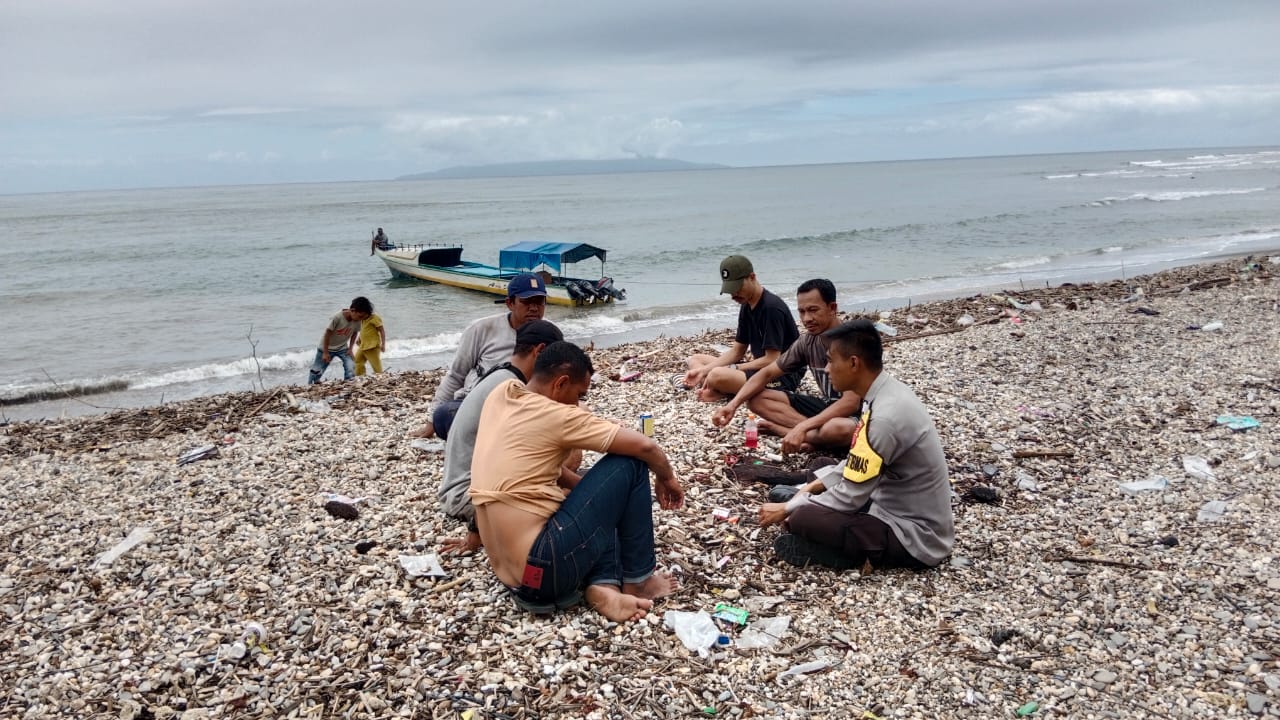 Duduk Bersama Masyarakat Pesisir, Bhabinkamtibmas Desa Wamsisi Ajak masyarakat Cegah Gesekan dalam Berpolitik