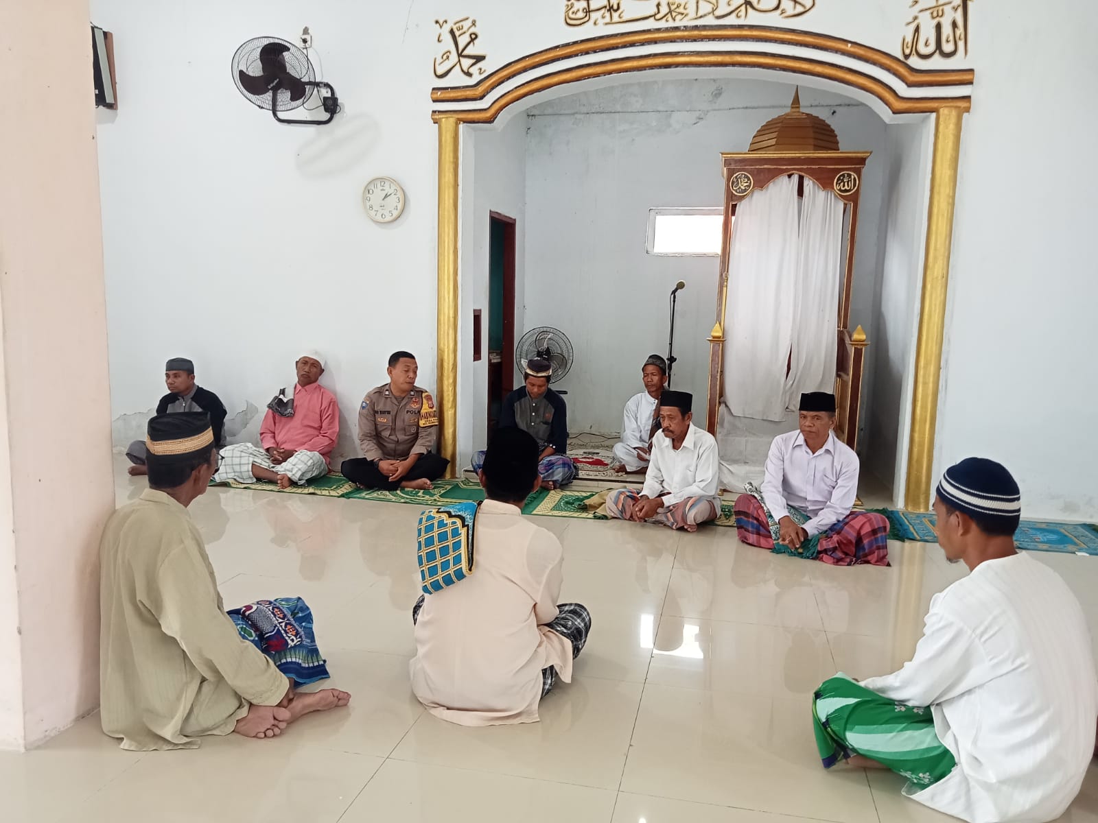 Bhabinkamtibmas Polsek Waesala Laksanakan Giat Cooling System Bersama Jamaah Masjid Nurul Iman