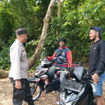 Kondusifkan Lingkungan Jelang Pilkada, Bhabinkamtibmas Polsek Ambalau Lakukan Cooling System