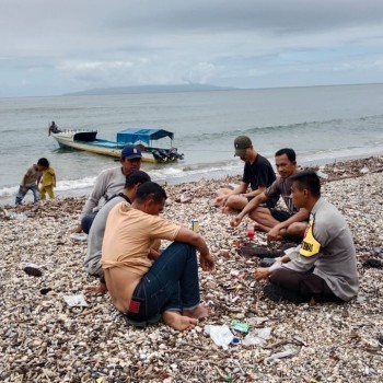 Duduk Bersama Masyarakat Pesisir, Bhabinkamtibmas Desa Wamsisi Ajak masyarakat Cegah Gesekan dalam Berpolitik