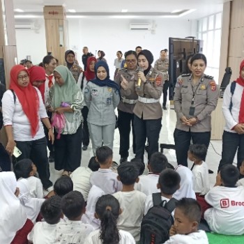 Jelang Hari Pahlawan Polwan Polda Maluku Gelar Pengenalan Profesi Polri kepada Siswa SD Negeri 31 Ambon