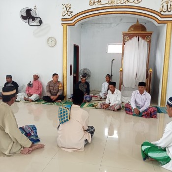 Bhabinkamtibmas Polsek Waesala Laksanakan Giat Cooling System Bersama Jamaah Masjid Nurul Iman