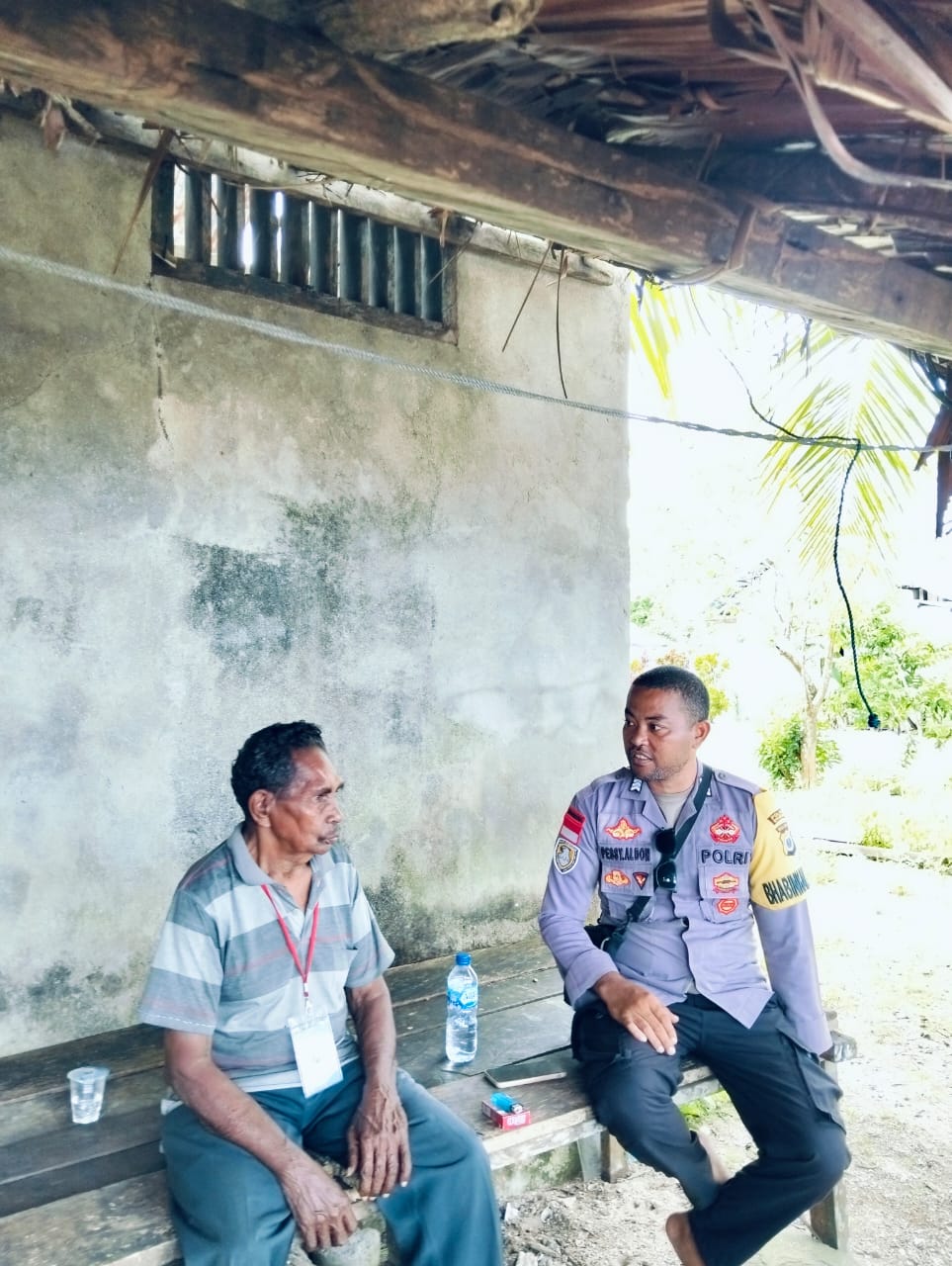 Sambang Lingkungan Masyarakat Bhabinkamtibmas Desa Tunguwatu Bripka Aldon Pessy Dukuk Bacarita Kamtibmas.