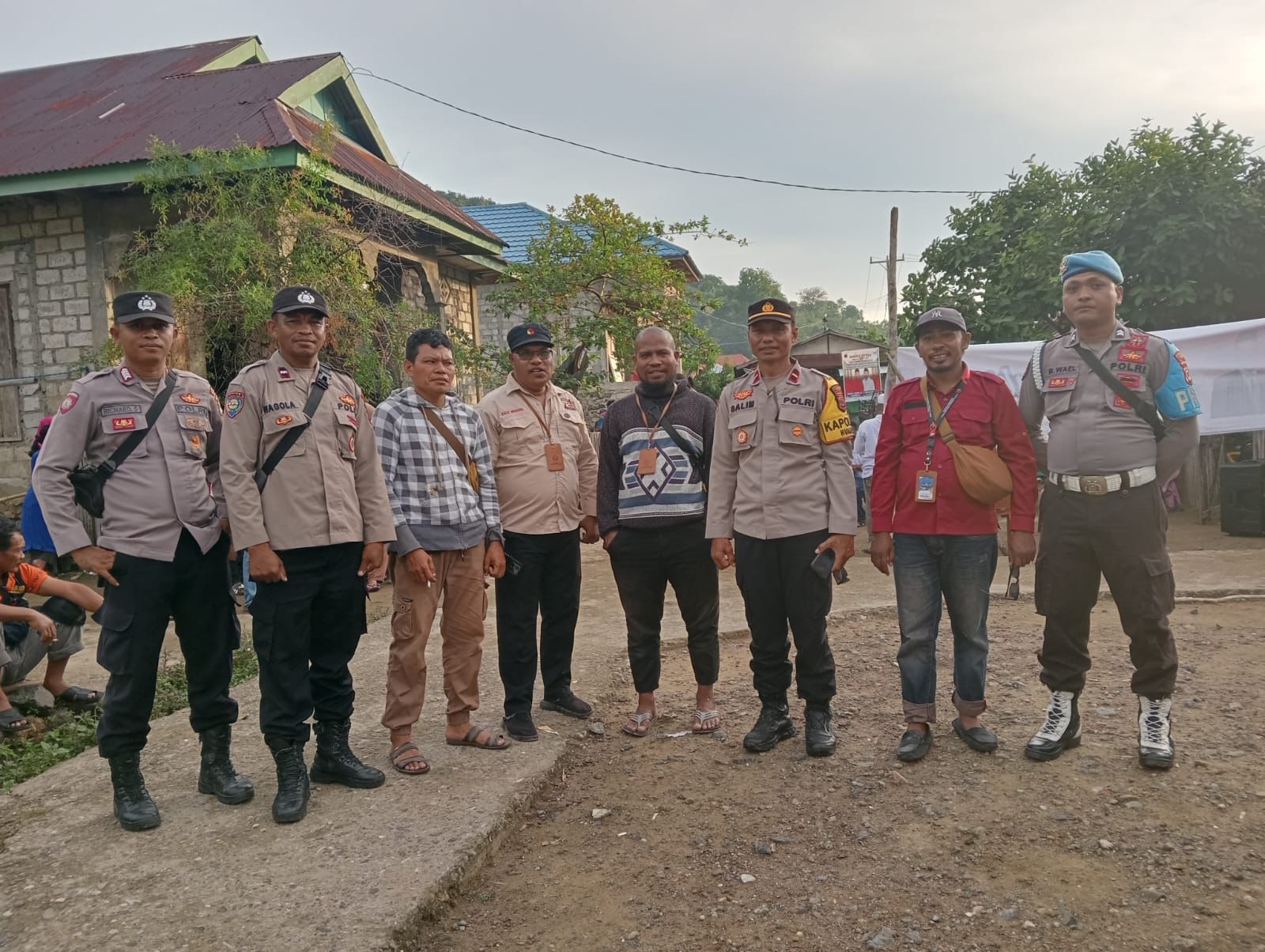 Personil Polsek Huamual Lakukan Pengamanan Kampanye Paslon Nomor Urut 03 di Dusun Losy.