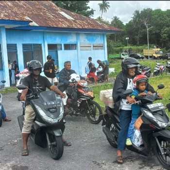 Bhabinkamtibmas Negeri Kailolo Lakukan Pengamanan Cipta Kondisi di Dermaga Feri Wainana Negeri Kailolo