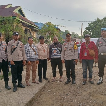 Personil Polsek Huamual Lakukan Pengamanan Kampanye Paslon Nomor Urut 03 di Dusun Losy.