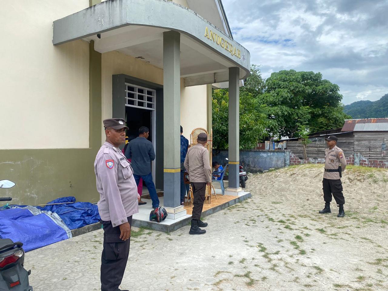 Personel Polres Buru Selatan Laksanakan kegiatan pengamanan Gereja pada hari Minggu, (10/11/2024) pagi.