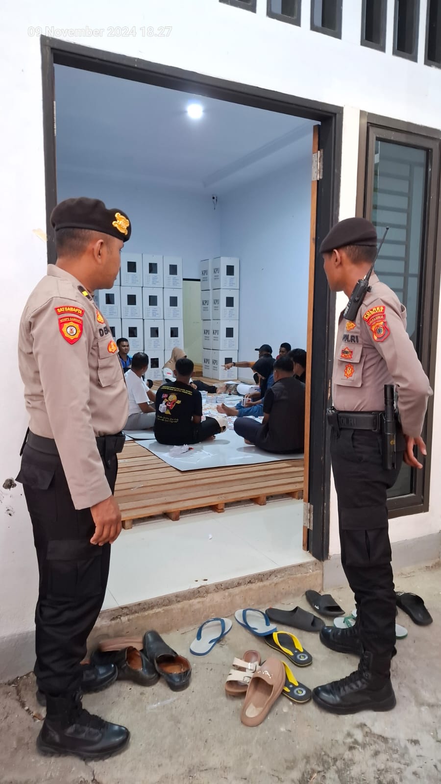 Personil Polres Buru Selatan terus mengawal proses pelipatan surat suara pilkada 2024