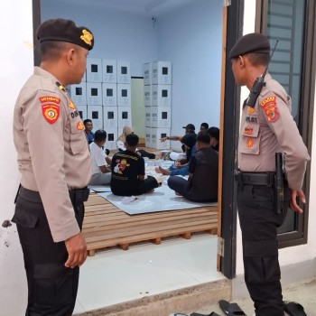 Personil Polres Buru Selatan terus mengawal proses pelipatan surat suara pilkada 2024