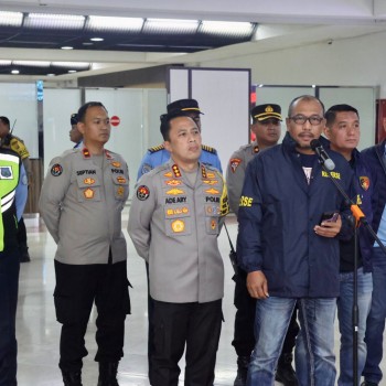 2 Pelaku Kasus Judi Online Libatkan Pegawai Komdigi Tiba di Bandara Soetta