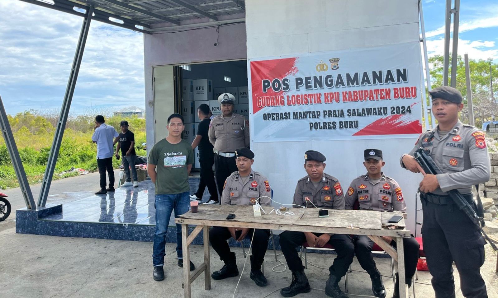 Polres Buru Tingkatkan Pengamanan di Gudang Logistik