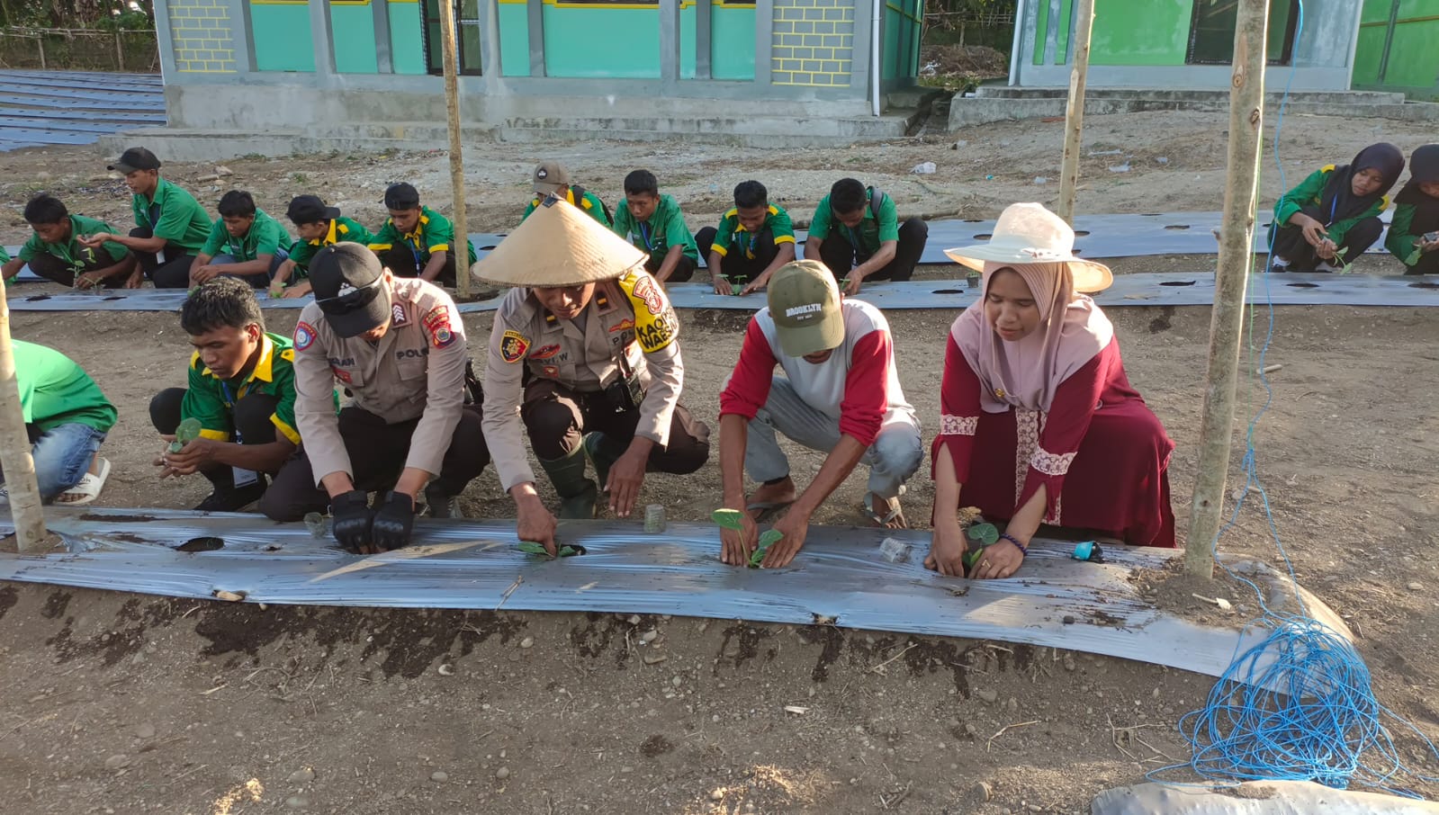 Dukung Program Asta Cita Presiden, Kapolsek Waesama Polres Buru Selatan Laksanakan Penanaman Bibit Pangan