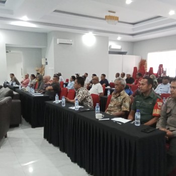 Bhabinkamtibmas Mengikuti Sosialisasi Peningkatan Partisipasi Masyarakat dalam Pilkada Serentak 2024