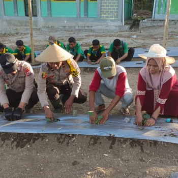 Dukung Program Asta Cita Presiden, Kapolsek Waesama Polres Buru Selatan Laksanakan Penanaman Bibit Pangan