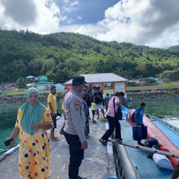 Giat Pengamanan keberangkatan Speed Boad Nerong  oleh Personil Polsek Kei Besar Selatan di Pelabuhan Nerong, Kec. Kei Besar Selatan, Kab Malra.