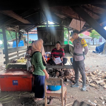 Bhabinkamtibmas Desa Oki Lama Sambangi Warga Binaanya Ajak Jaga Situasi Kondusif